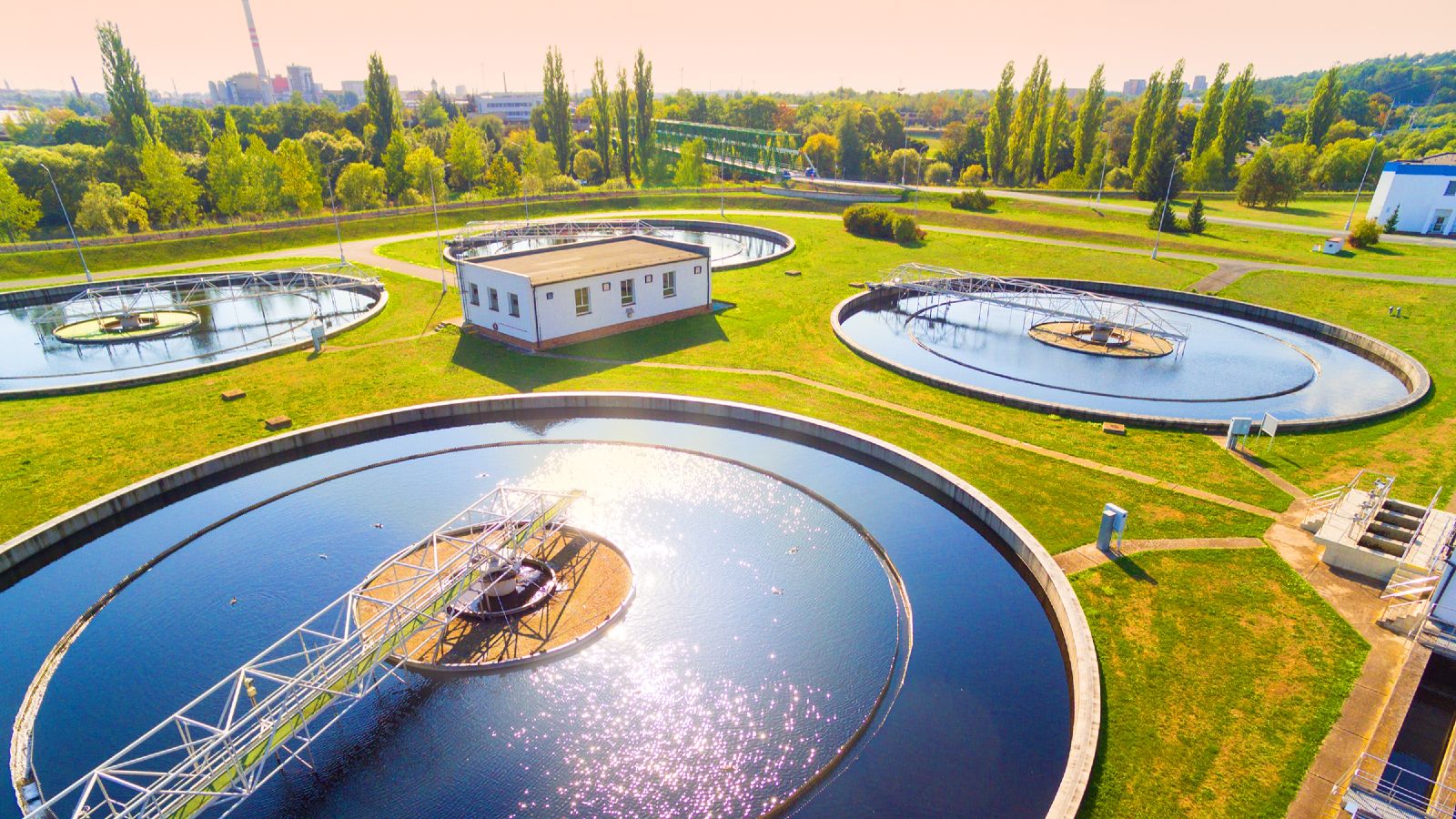 Wasseraufbereitungsanlage - 4 riesige Wasserbecken sind zu sehen, bei strahlendem Wetter